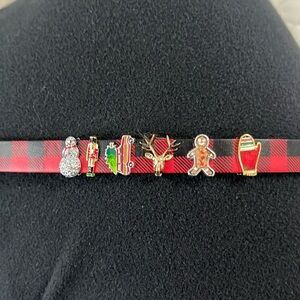 Keep collective Christmas bracelet on reversible leather band!